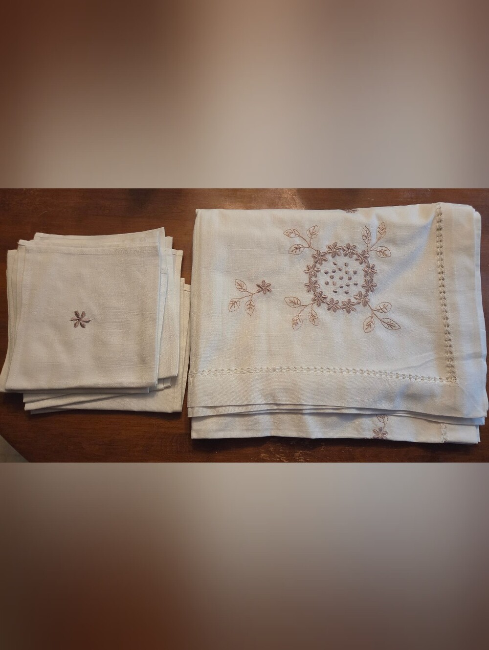 Embroidered Floral Cream Tablecloth Set